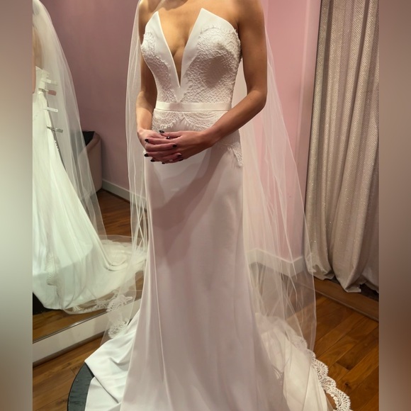Suzanne Neville Wedding Dress - Picture 4 of 5